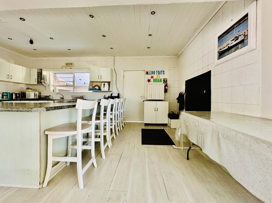 4 Bedroom Property for Sale in Perlemoenbaai Western Cape
